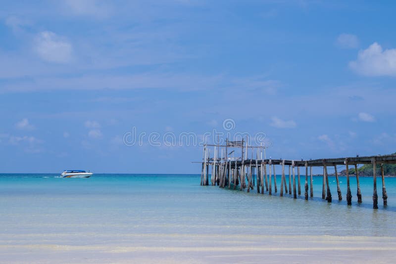 Belle plage étonnante de la baie de Bang-Bao à Koh Kood Island, Thaïlande photographie stock libre de droits Belle plage étonnante de la baie de Bang-Bao à Koh Kood Island, Thaïlande photographie stock libre de droits