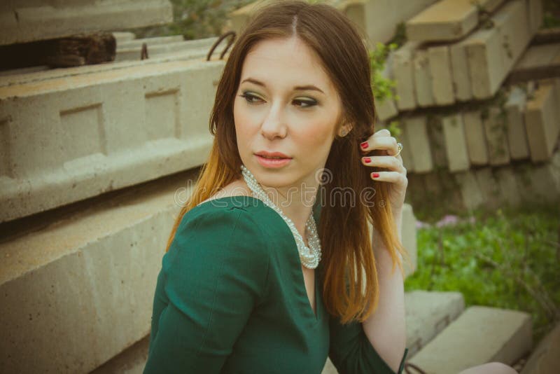 Belle pose de femme de brune extérieure dans industriel abandonné photographie stock libre de droits Belle pose de femme de brune extérieure dans industriel abandonné photographie stock libre de droits