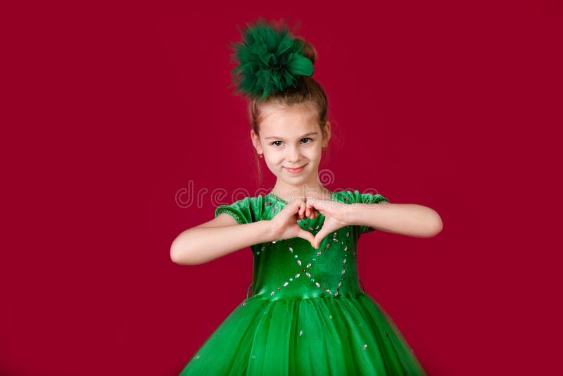 Belle Princesse Danse De Cette Petite Fille à La Robe Verte De Luxe Isolés  Sur Le Fond Rouge. Partie De Carnaval Avec Des Costumes Image stock - Image  du enfant, célébrez: 182881993