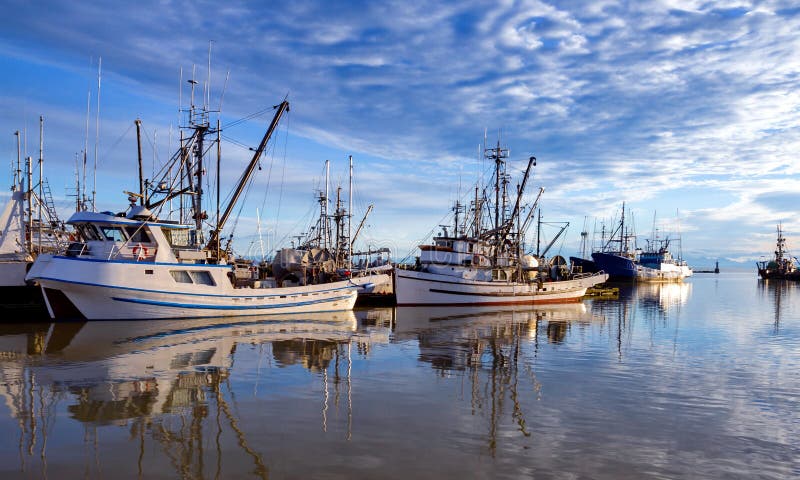 Belle r?flexion des bateaux de p?che photo stock Belle r?flexion des bateaux de p?che photo stock