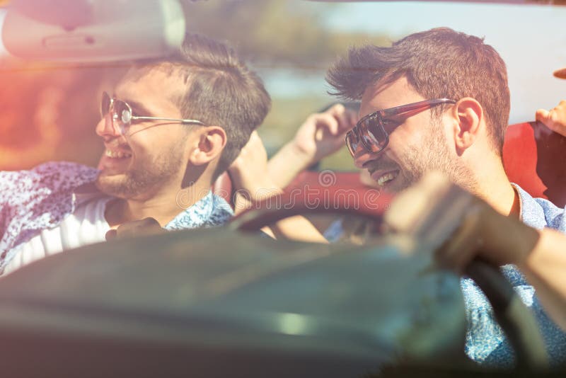 Belle ragazze dell'amico del partito che ballano in un'automobile sulla spiaggia felice immagini stock Belle ragazze dell'amico del partito che ballano in un'automobile sulla spiaggia felice immagini stock