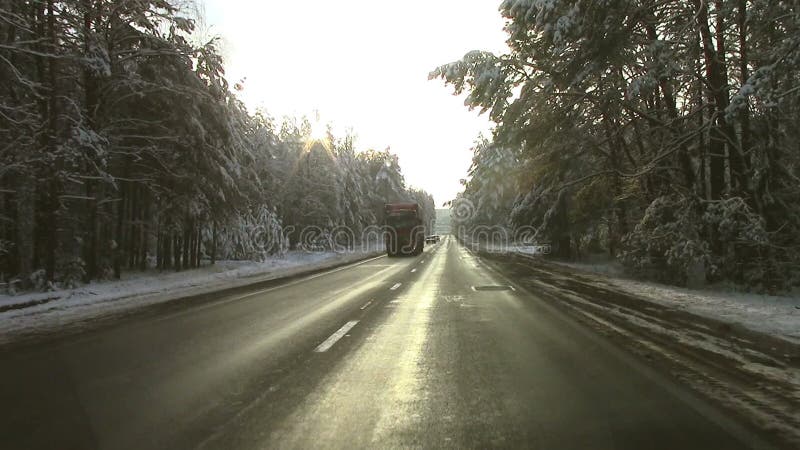 Belle route d'hiver avec des arbres dans la neige avec des voitures en soleil banque de vidéos
