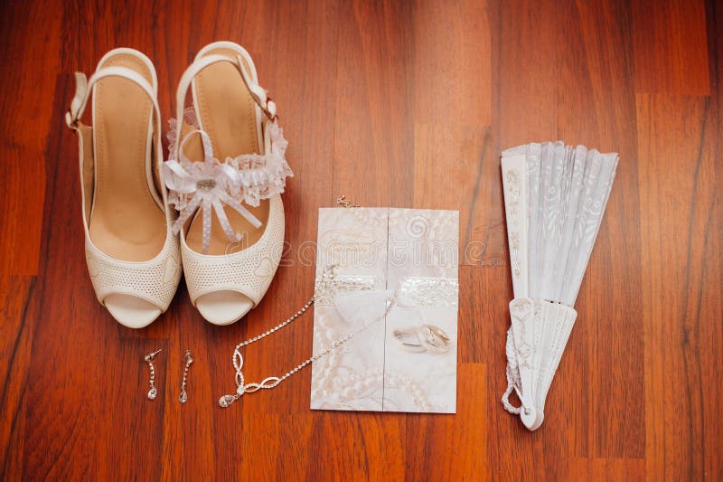 Belle scarpe bianche dalla sposa con altri puntelli immagini stock Belle scarpe bianche dalla sposa con altri puntelli immagini stock