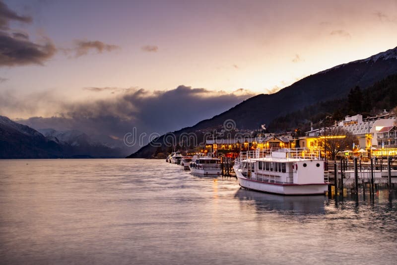 Belle scène de coucher du soleil au pilier du wakatipu Queenstown southland Nouvelle Zélande de lac image libre de droits Belle scène de coucher du soleil au pilier du wakatipu Queenstown southland Nouvelle Zélande de lac image libre de droits
