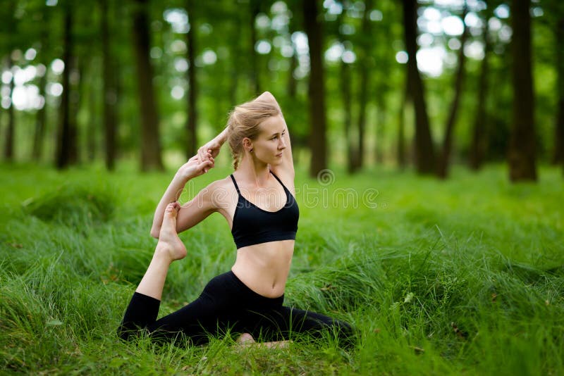 Belle session de yoga en bois photo stock Belle session de yoga en bois photo stock