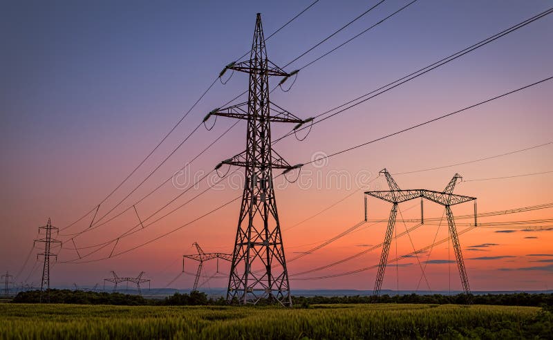 Belle silhouette des tours de l'électricité photos stock Belle silhouette des tours de l'électricité photos stock