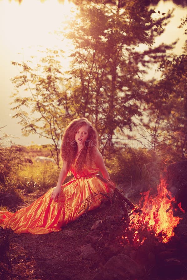 Belle sorcière dans les bois près du feu Celebrat magique de femme photo stock Belle sorcière dans les bois près du feu Celebrat magique de femme photo stock
