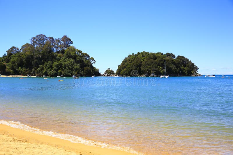 Belle spiagge arancio lungo Abel Tasman Great Walk immagini stock libere da diritti Belle spiagge arancio lungo Abel Tasman Great Walk immagini stock libere da diritti