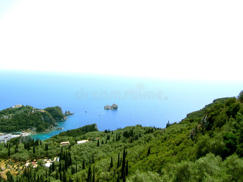 Belle spiaggia e barca in Paleokastritsa, isola di Corfù, Grecia fotografia stock libera da diritti Belle spiaggia e barca in Paleokastritsa, isola di Corfù, Grecia fotografia stock libera da diritti