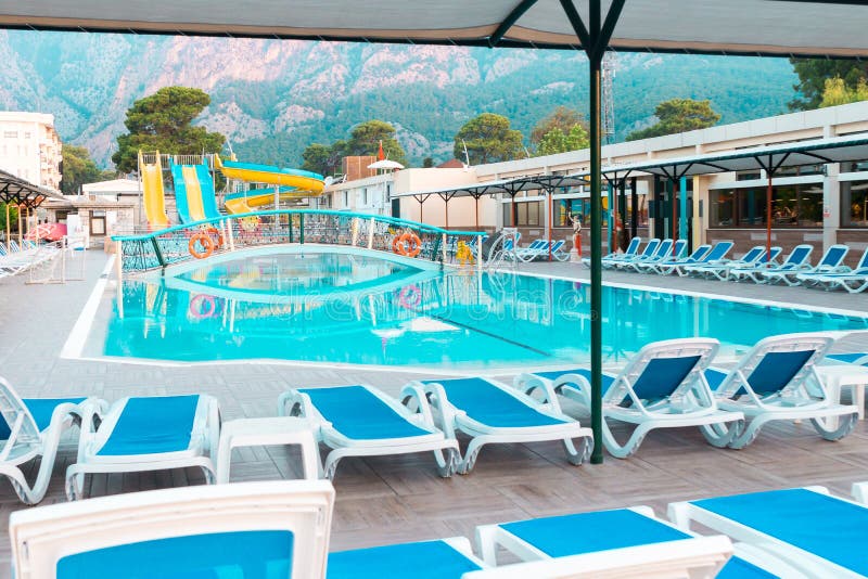 Belle station de vacances d'hôtel de plage avec la piscine, soleil-canapés pendant un jour ensoleillé chaud photos libres de droits Belle station de vacances d'hôtel de plage avec la piscine, soleil-canapés pendant un jour ensoleillé chaud photos libres de droits