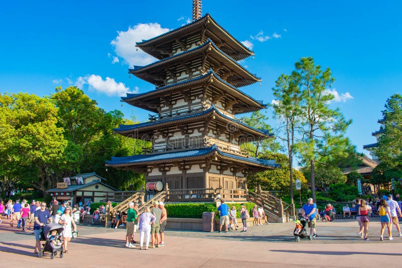 Belle tour dans le pavillon du Japon sur le fond bleu-clair de ciel chez Epcot en Walt Disney World photos stock Belle tour dans le pavillon du Japon sur le fond bleu-clair de ciel chez Epcot en Walt Disney World photos stock