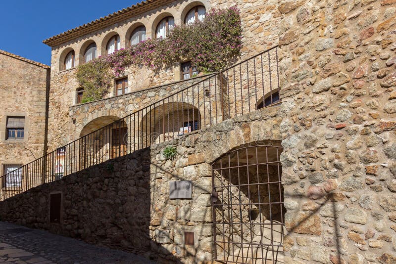 Belle vecchie case di pietra in villaggio antico spagnolo, amici, in Costa Brava immagine stock Belle vecchie case di pietra in villaggio antico spagnolo, amici, in Costa Brava immagine stock