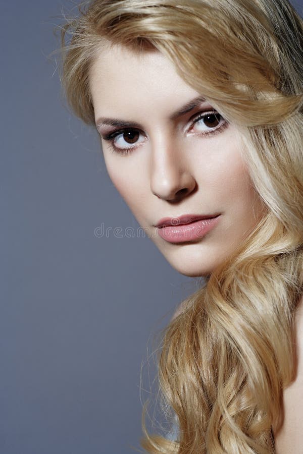 Belle verticale blonde de plan rapproché de femme photo stock Belle verticale blonde de plan rapproché de femme photo stock