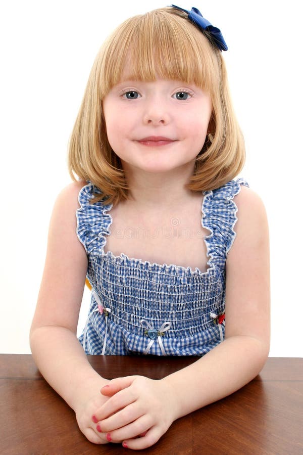 Belle fille de 7 ans image stock. Image du espace, caucasien