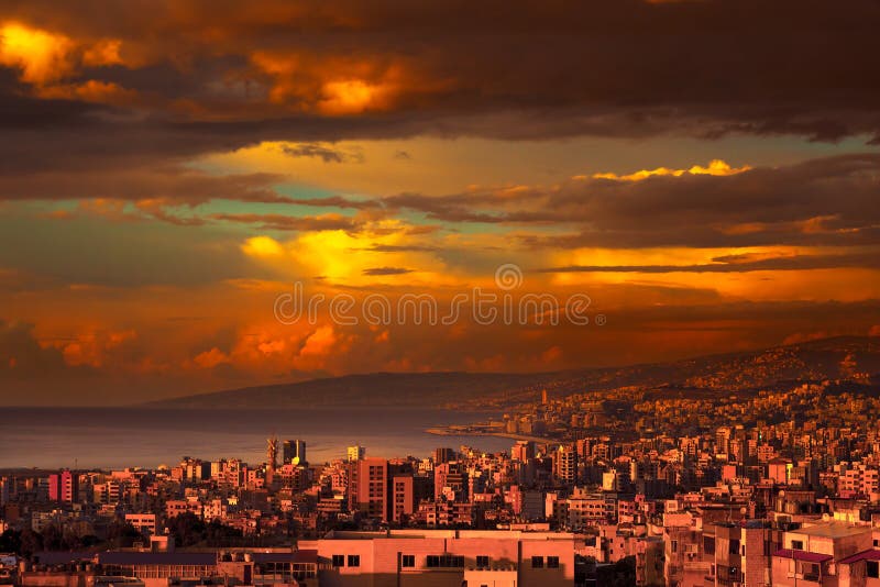 Belle ville côtière sur le coucher du soleil images stock Belle ville côtière sur le coucher du soleil images stock