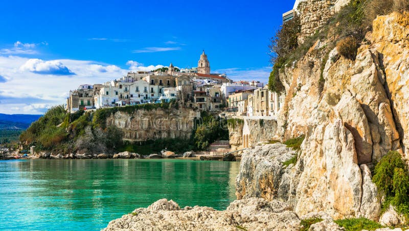 Belle ville côtière Vieste en Puglia Vacances d'été italiennes photos stock Belle ville côtière Vieste en Puglia Vacances d'été italiennes photos stock