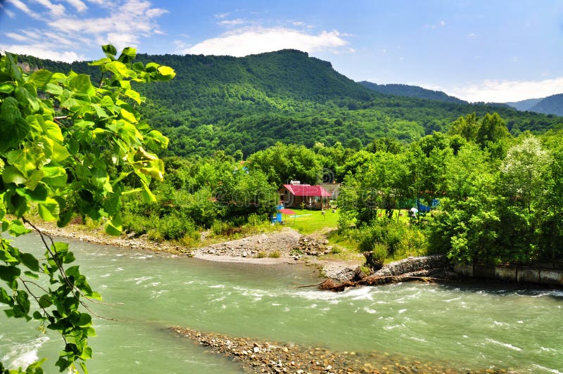 Download Belle Viste Delle Montagne Di Caucaso E Di Piccolo Villaggio Sulle Banche Del Fiume Fotografia Stock - Immagine di radura, blocco: 56883032