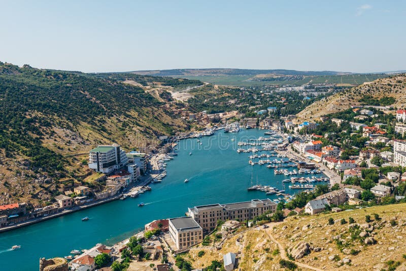 Belle vue aérienne de la côte de la Mer Noire et de la ville Balaklava dans le jour d'été ensoleillé clair Compartiment de Balakl photographie stock Belle vue aérienne de la côte de la Mer Noire et de la ville Balaklava dans le jour d'été ensoleillé clair Compartiment de Balakl photographie stock