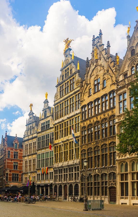 Belle vue colorée sur le centre historique d'anvers et grote markt belgium image stock