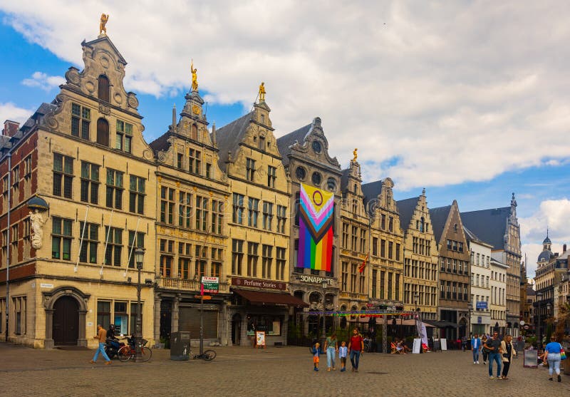 Belle vue colorée sur le centre historique d'anvers et grote markt belgium image stock