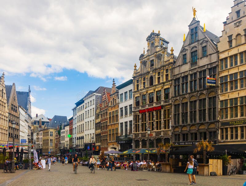 Belle vue colorée sur le centre historique d'anvers et grote markt belgium photos libres de droits