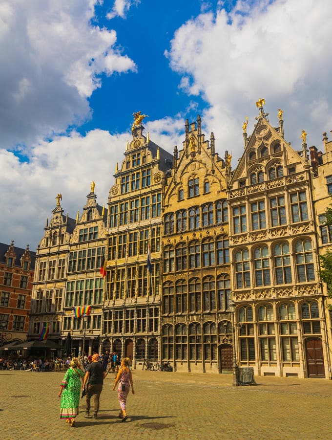 Belle vue colorée sur le centre historique d'anvers et le marché de grote belgium image libre de droits
