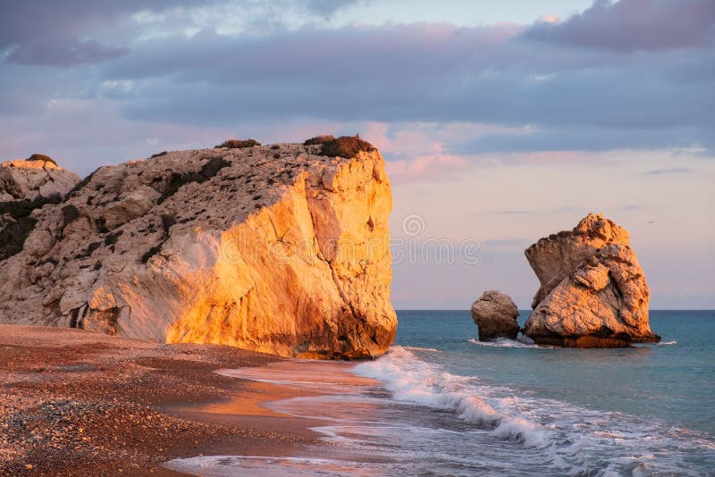 Belle vue d'après-midi de la plage autour du tou Romiou de PETRA, également connue sous le nom de lieu de naissance de l'Aphrodit images libres de droits Belle vue d'après-midi de la plage autour du tou Romiou de PETRA, également connue sous le nom de lieu de naissance de l'Aphrodit images libres de droits