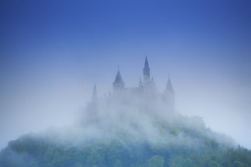 Belle vue de château de Hohenzollern en brume photos libres de droits Belle vue de château de Hohenzollern en brume photos libres de droits