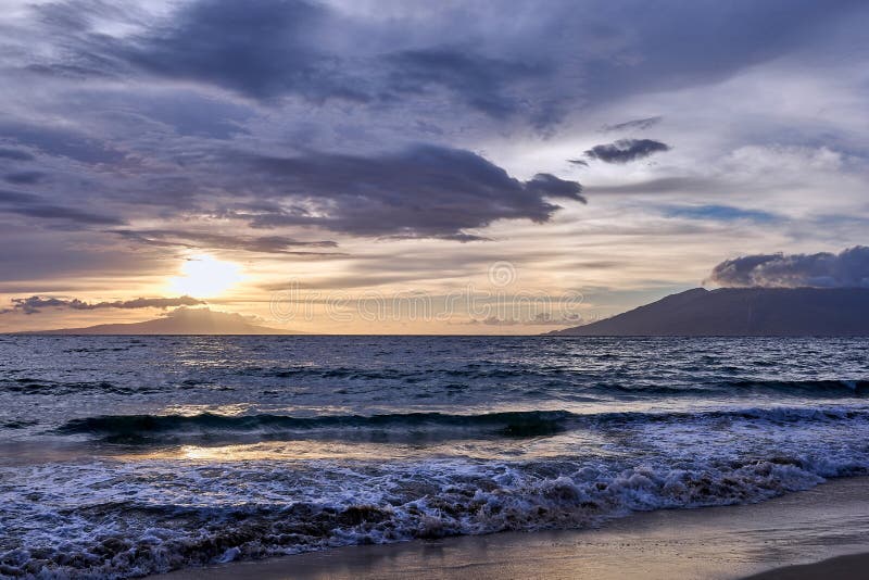 Belle vue de coucher du soleil de l'océan hawaïen et de ses vagues douces vus de Maui images stock Belle vue de coucher du soleil de l'océan hawaïen et de ses vagues douces vus de Maui images stock