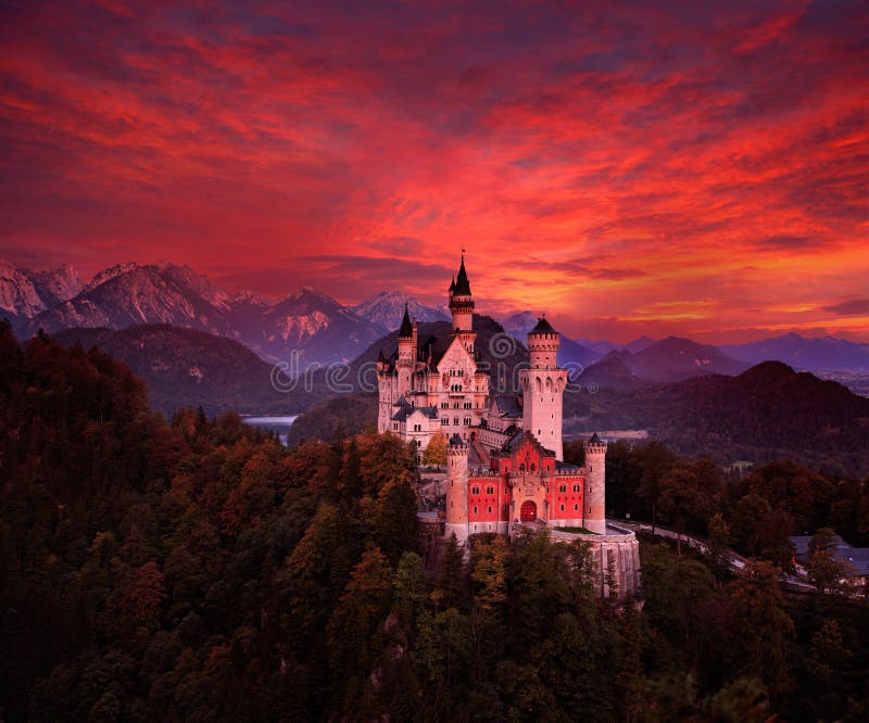 Belle vue de début de la matinée du château de conte de fées de Neuschwanstein, ciel foncé ensanglanté avec des couleurs d'automn photos libres de droits Belle vue de début de la matinée du château de conte de fées de Neuschwanstein, ciel foncé ensanglanté avec des couleurs d'automn photos libres de droits