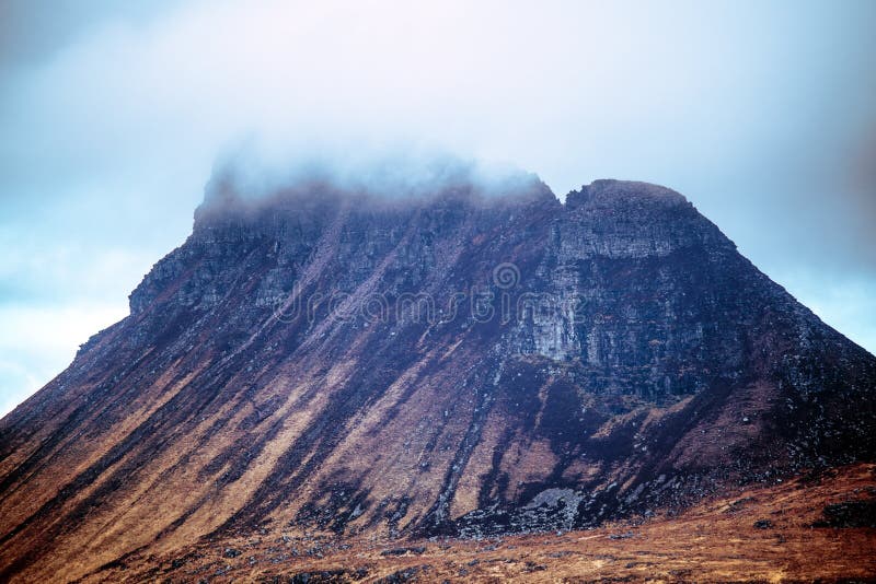 Belle vue de la montagne iconique Stac Pollaidh sur le rivage du loch Lurgainn dans les montagnes de l'Ecosse photos stock Belle vue de la montagne iconique Stac Pollaidh sur le rivage du loch Lurgainn dans les montagnes de l'Ecosse photos stock