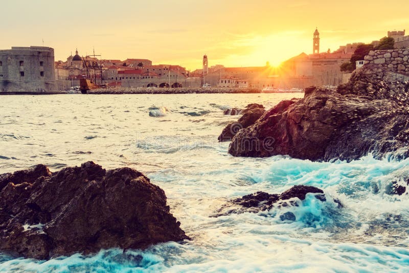 Belle vue de la vieille ville de Dubrovnik à la lumière de coucher du soleil pendant la tempête, paysage urbain, Croatie photo libre de droits Belle vue de la vieille ville de Dubrovnik à la lumière de coucher du soleil pendant la tempête, paysage urbain, Croatie photo libre de droits