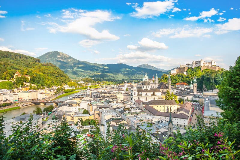 Belle vue de la ville historique de Salzbourg avec Festung Hohensalzburg en été, terre de Salzburger, Autriche images stock Belle vue de la ville historique de Salzbourg avec Festung Hohensalzburg en été, terre de Salzburger, Autriche images stock