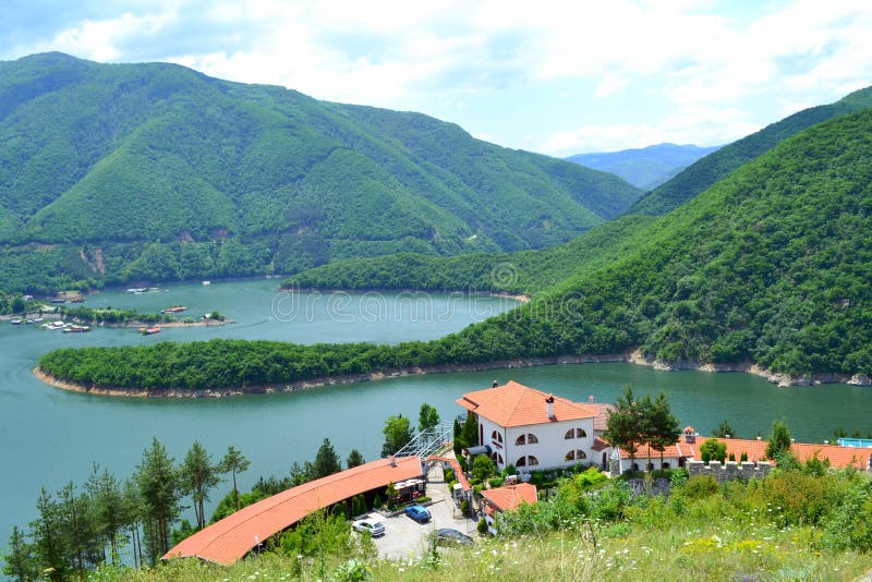 Belle vue de lac de montagne photos stock Belle vue de lac de montagne photos stock