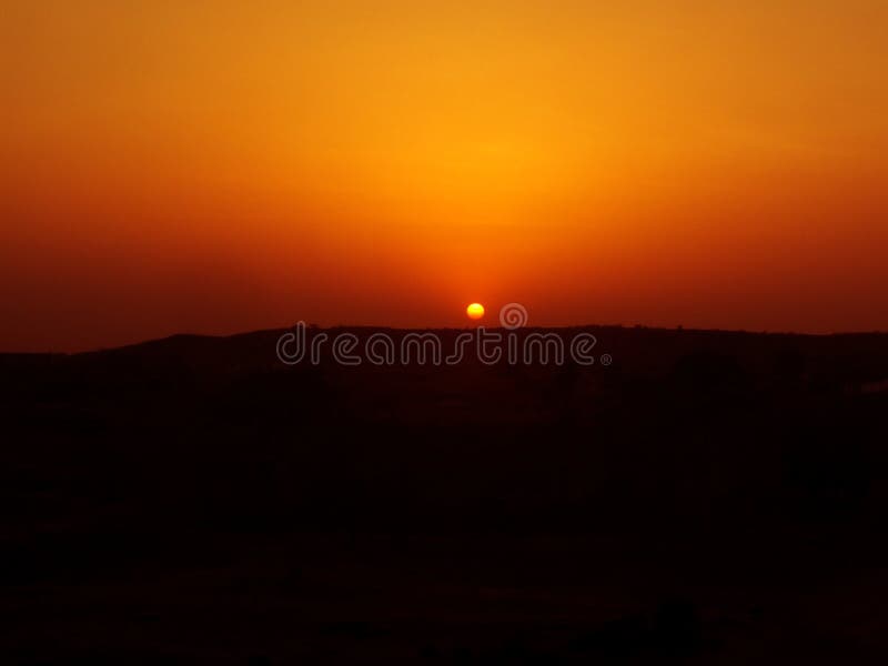 Belle vue de lever de soleil dans le désert images libres de droits Belle vue de lever de soleil dans le désert images libres de droits