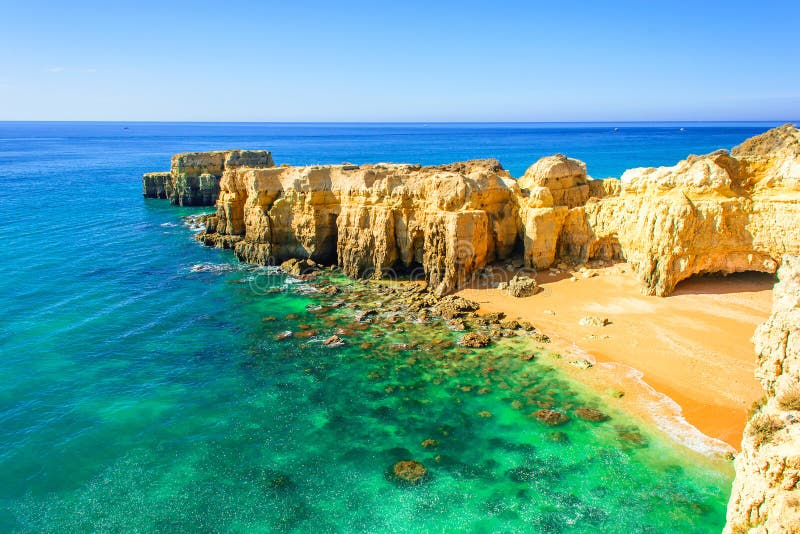Belle vue de mer avec la plage sablonneuse secrète près d'Albufeira dans Algarve, Portugal images stock Belle vue de mer avec la plage sablonneuse secrète près d'Albufeira dans Algarve, Portugal images stock