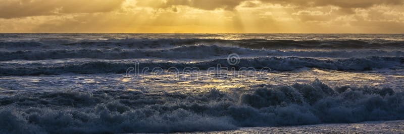 Belle vue de panorama de coucher du soleil sur le westcoast du Nouvelle-Zélande, près de Punakaika images stock Belle vue de panorama de coucher du soleil sur le westcoast du Nouvelle-Zélande, près de Punakaika images stock