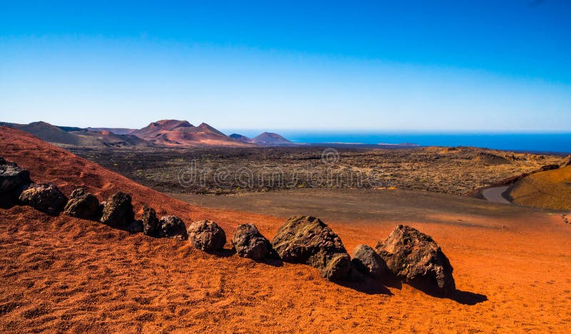 Belle vue de parc national de Timanfaya en île de Lanzarote, Espagne, l'Europe - paysage volcanique image libre de droits Belle vue de parc national de Timanfaya en île de Lanzarote, Espagne, l'Europe - paysage volcanique image libre de droits