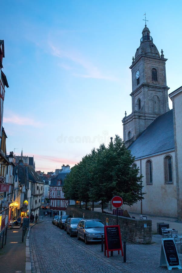 Belle vue de rue au centre historique de Vannes, la Bretagne, France photographie stock libre de droits Belle vue de rue au centre historique de Vannes, la Bretagne, France photographie stock libre de droits