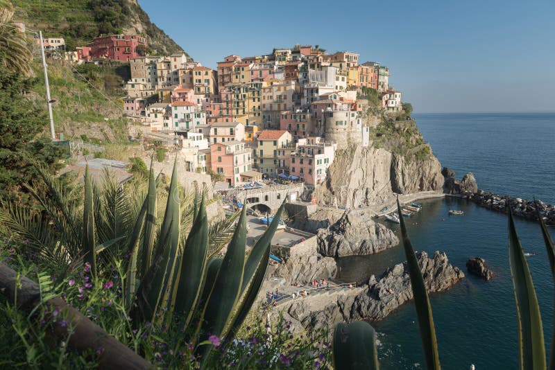 Belle vue de ville de Manarola Est un de cinq villages colorés célèbres de Cinque Terre National Park en Italie photographie stock libre de droits Belle vue de ville de Manarola Est un de cinq villages colorés célèbres de Cinque Terre National Park en Italie photographie stock libre de droits