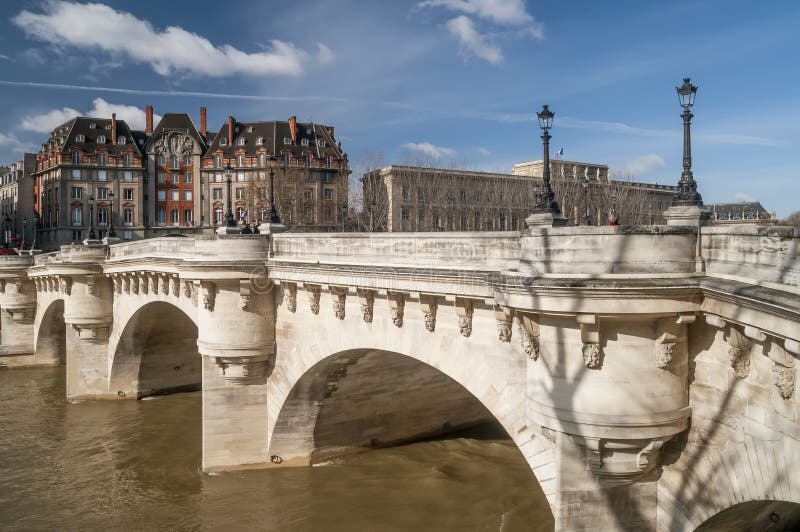 Belle vue du Pont Neuf à Paris, France, un jour ensoleillé photos libres de droits Belle vue du Pont Neuf à Paris, France, un jour ensoleillé photos libres de droits