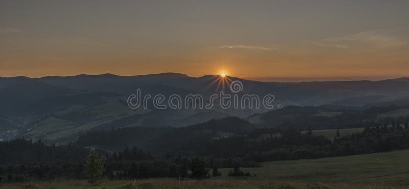 Belle vue en parc national de Pieniny avec le lever de soleil photos stock Belle vue en parc national de Pieniny avec le lever de soleil photos stock