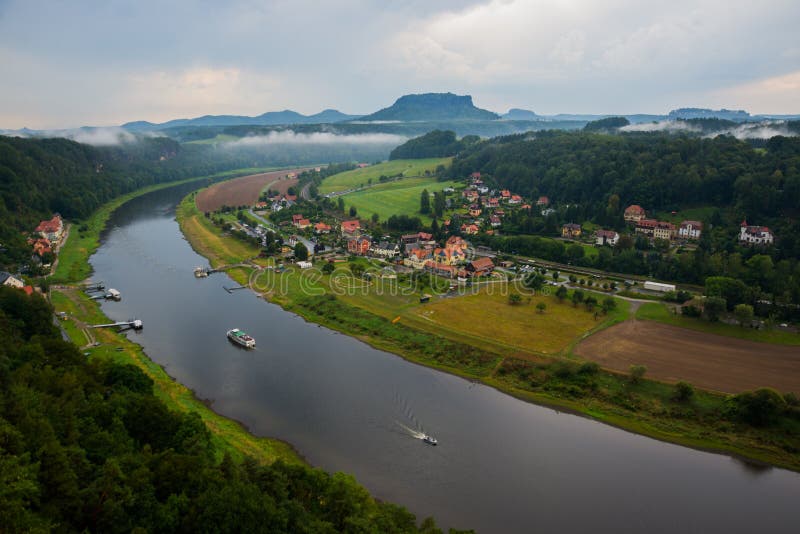 Belle vue panoramique sur la station de Rathen et Elbe depuis Bastei en Saxe Suisse, Allemagne, près de Dresde et Rathen