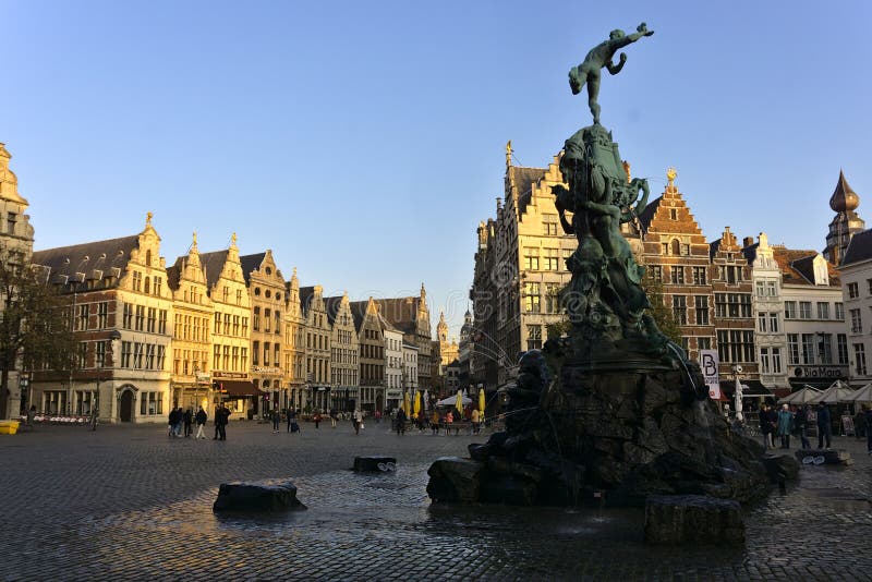 Belle vue sur antwerp grote markt et fontaine brabo sur la place en belgique images libres de droits