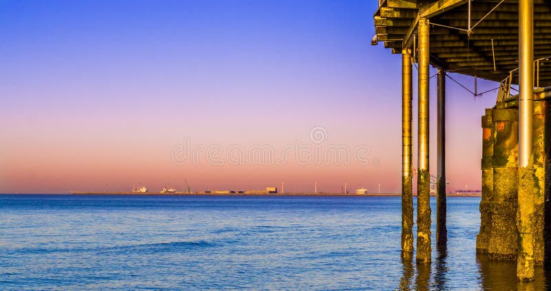 Belle Vue Sur Locéan Et Industrie Sous La Jetée De La Plage