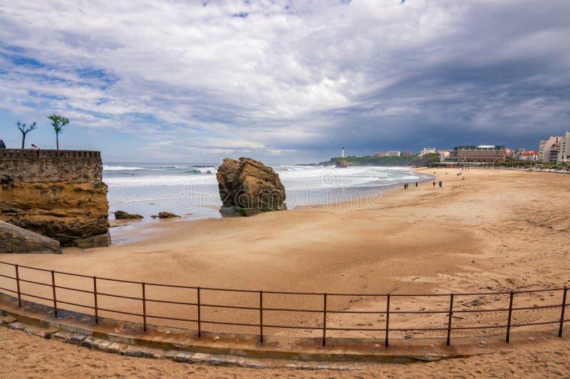 Belle vue sur la côte de Biarritz dans un temps orageux Pays basque français. Belle vue sur la côte de Biarritz dans une journée orageuse au Pays basque français
