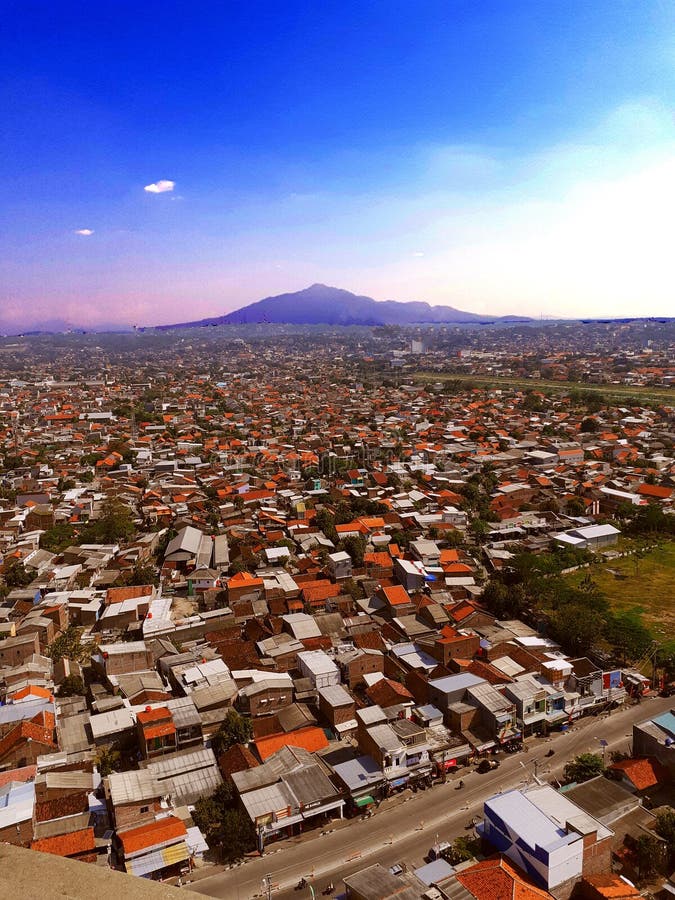 Belle vue sur le mont ungaran et les maisons densément peuplées à semarang centre java photographie stock libre de droits