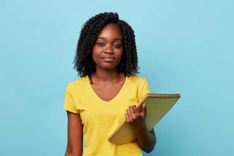 Belle étudiante Afro intelligente regardant la caméra images stock Belle étudiante Afro intelligente regardant la caméra images stock
