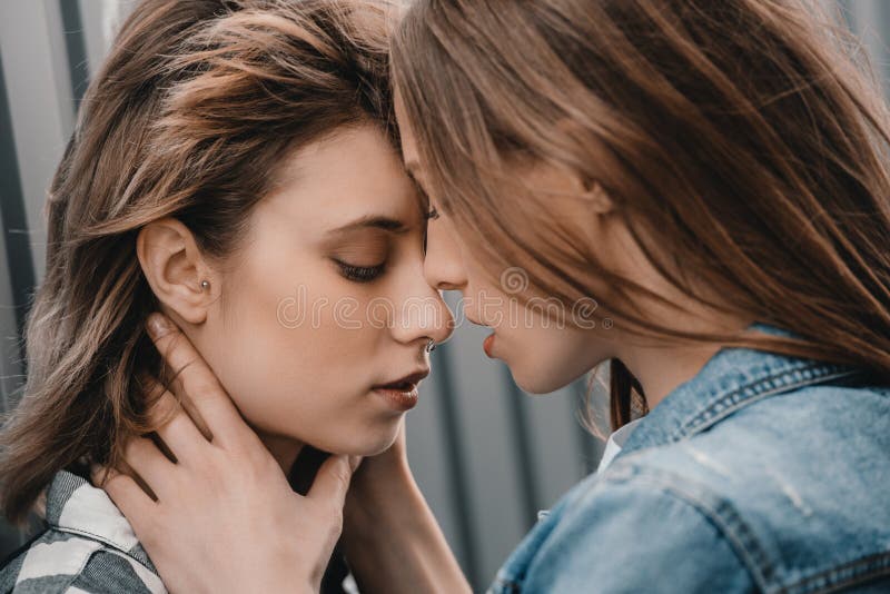 Belles amies sensuelles étreignant et embrassant avec passion photo libre de droits Belles amies sensuelles étreignant et embrassant avec passion photo libre de droits