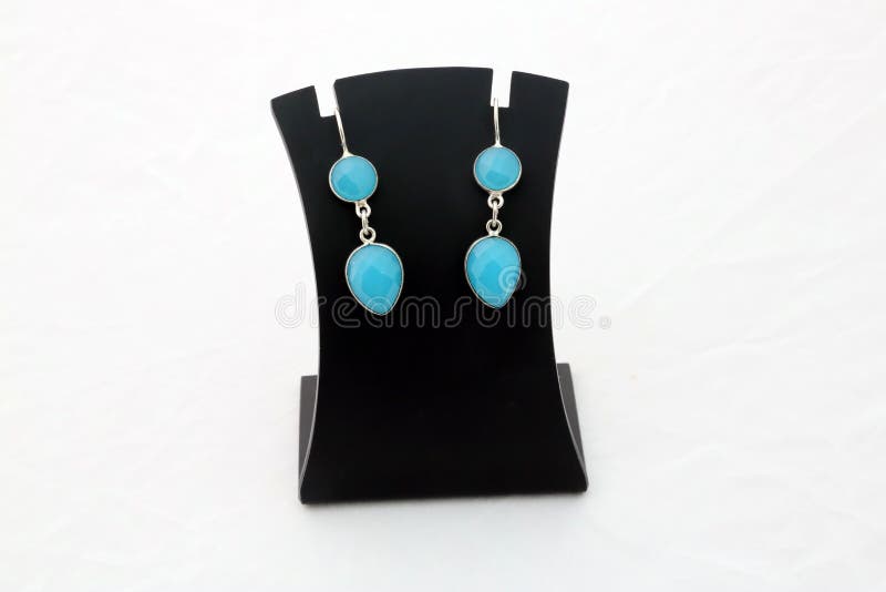 Belles boucles d'oreille d'argent de pierre gemme de turquoise de firozi photos libres de droits Belles boucles d'oreille d'argent de pierre gemme de turquoise de firozi photos libres de droits